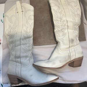 Size Women’s 8 Dolce Vita White Solei Cowboy / Western Boot in Loved Condition